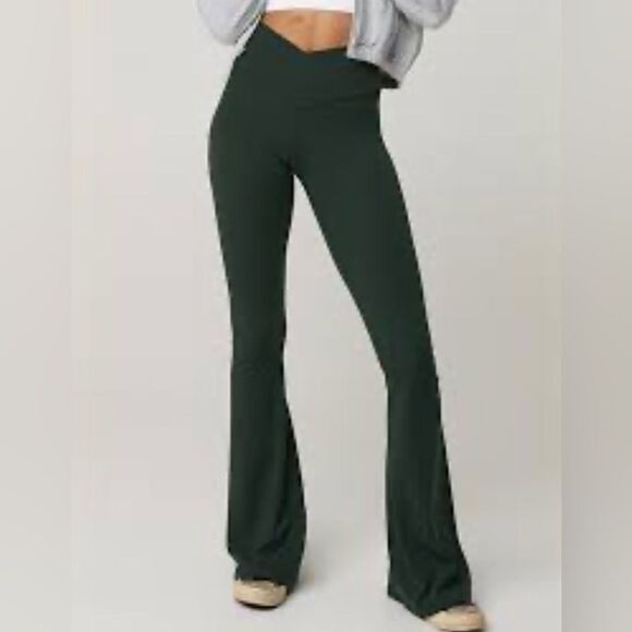 NWT OFFLINE BY AERIE Dark Green Flared leggings Sz M - Picture 1 of 7
